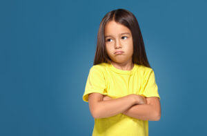 Enfant qui manifeste sa colère et sa frustration en disant non. Le pouvoir de dire non. Votre voyante sérieuse et indépendante vous explique
